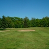 A view of green surrounded by bunkers at Pine View Golf Club